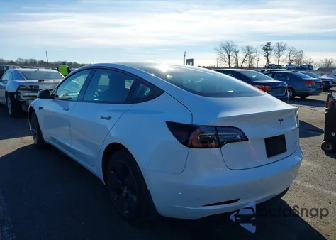 2022 Tesla Model 3 Long Range Dual Motor All-Wheel Drive z USA, uszkodzony, nr VIN 5YJ3E1EB7NF335103